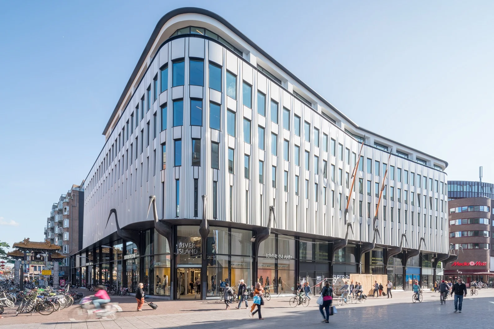 Modern winkelpand aan de Grote Markstraat in Den Haag met winkels als River Island en MediaMarkt.